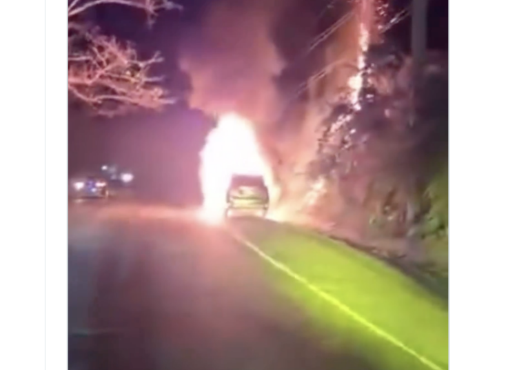 Bomberos controlan incendio de vehículo en carretera Troncal del Norte