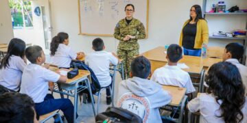 Ministra de Educación supervisa entrega de paquetes escolares en Quezaltepeque