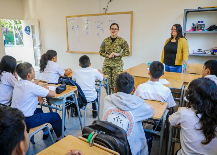 Ministra de Educación supervisa entrega de paquetes escolares en Quezaltepeque