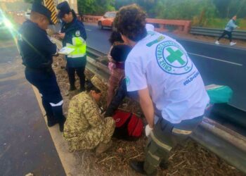 Militares auxilian a lesionados en accidente 