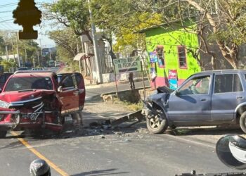 Fuerte accidente de tránsito deja pérdidas materiales 