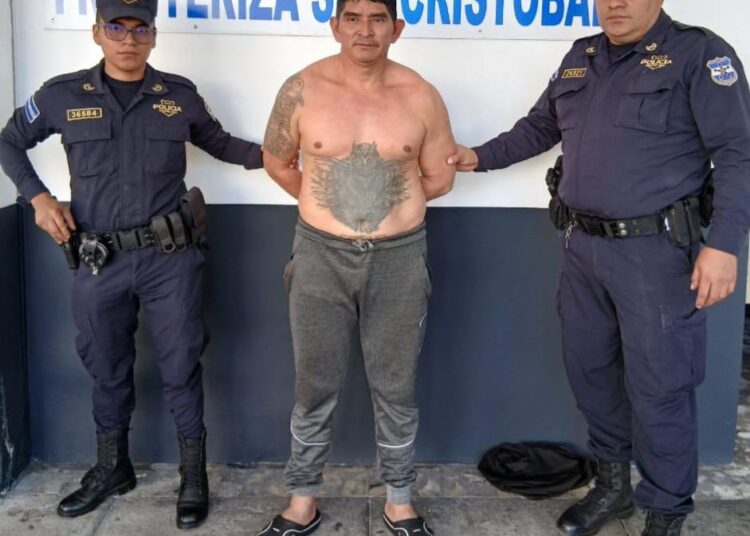 Capturan a pandillero que intentó ocultar sus tatuajes en Santa Ana