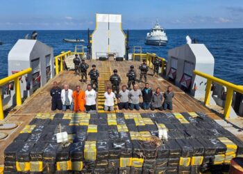 Marina Nacional ejecuta la incautación de droga más grande en la historia de El Salvador