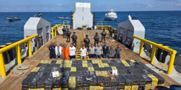 Marina Nacional ejecuta la incautación de droga más grande en la historia de El Salvador