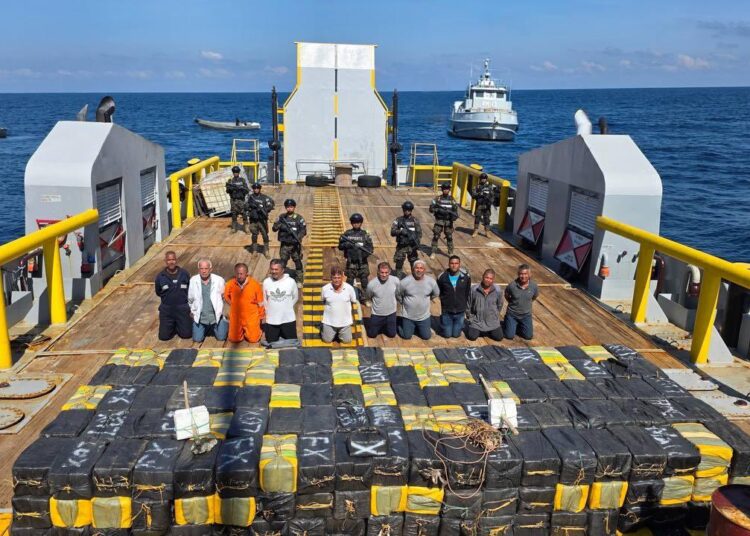 Marina Nacional ejecuta la incautación de droga más grande en la historia de El Salvador