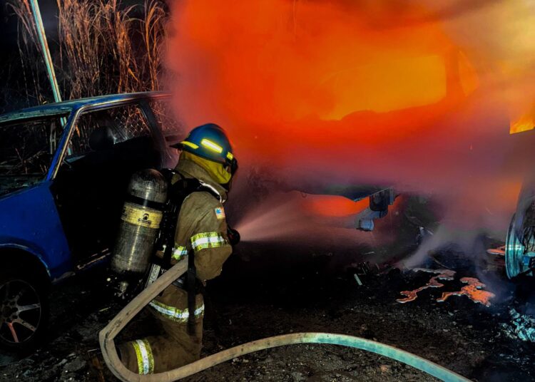 Bomberos sofocan incendio de cuatro vehículos en Izalco