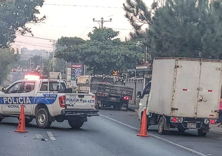 Motociclista fallece tras ser embestido por cabezal