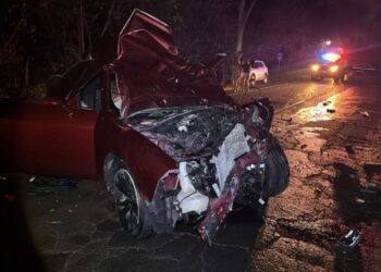 Vehículos se incendian tras fuerte colisión en Zacatecoluca