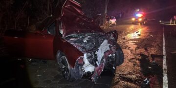 Vehículos se incendian tras fuerte colisión en Zacatecoluca