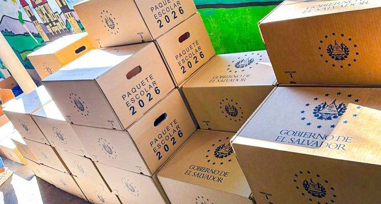 Estudiantes reciben paquetes escolares para el ciclo 2026