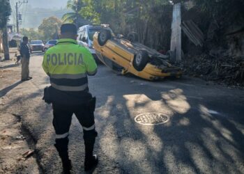 Vehículo vuelca tras presentar desperfectos mecánicos