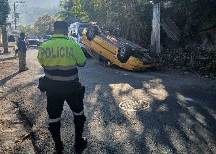 Vehículo vuelca tras presentar desperfectos mecánicos