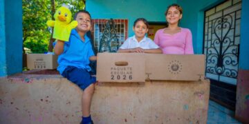 Estudiantes del Caserío El Sauce reciben paquetes escolares