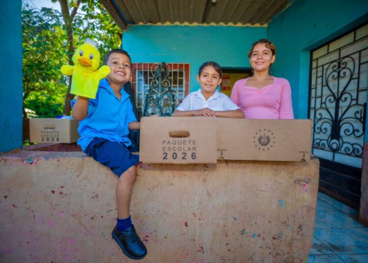 Estudiantes del Caserío El Sauce reciben paquetes escolares 