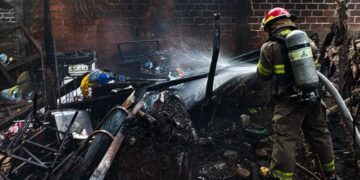 Bomberos sofocan incendio en una vivienda