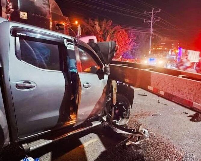 Conductor huye tras colisionar con una rastra