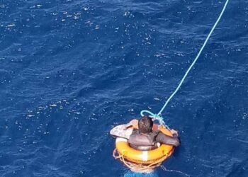 Rescatan a 16 náufragos ecuatorianos en alta mar