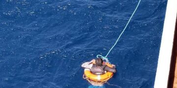 Rescatan a 16 náufragos ecuatorianos en alta mar