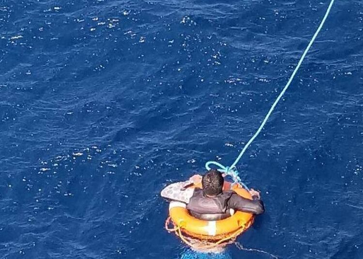 Rescatan a 16 náufragos ecuatorianos en alta mar