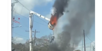 Operario en estado crítico tras caer de camión en llamas