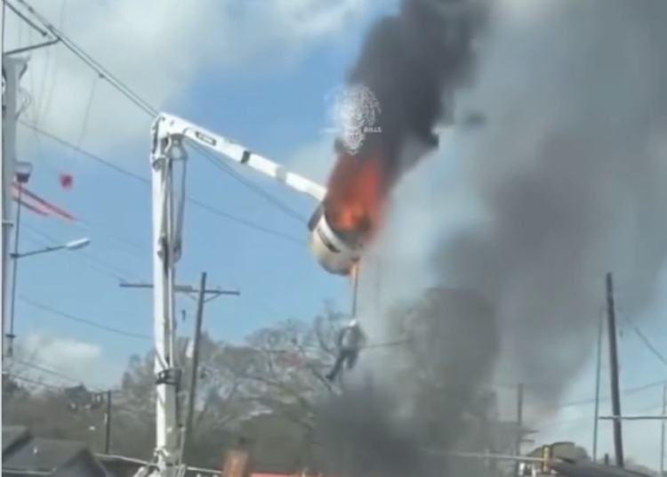 Operario en estado crítico tras caer de camión en llamas