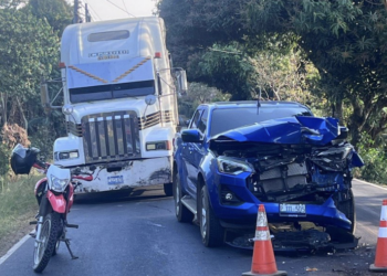 Atienden accidente de tránsito en carretera hacia el Cerro Verde