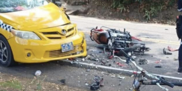 Dos motociclistas pierden la vida tras colisionar con un taxi