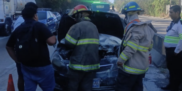 Bomberos sofocan incendio de vehículo 