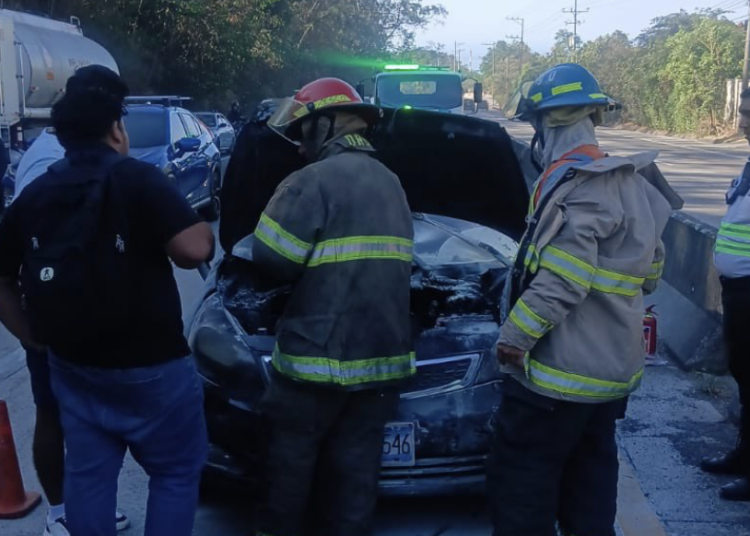 Bomberos sofocan incendio de vehículo 