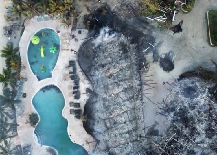 Alcaldía de Roatán coordina asistencia tras voraz incendio en un hotel