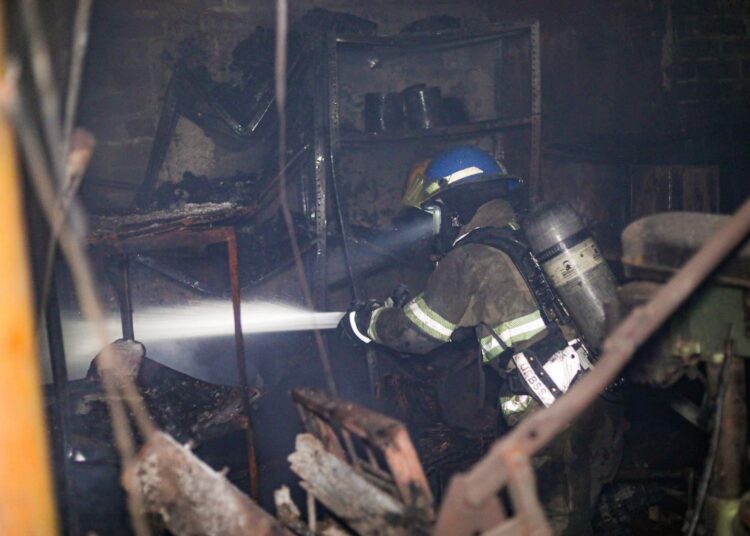 Bomberos sofocan incendio en taller de estructuras metálicas
