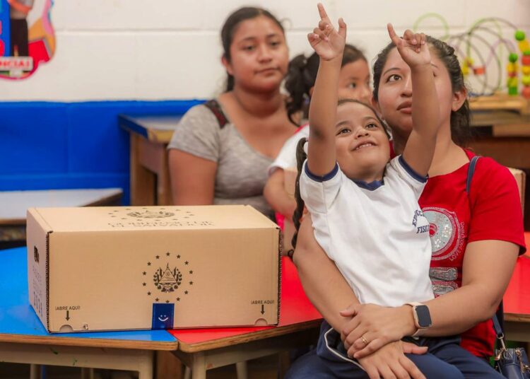 Entregan paquetes escolares en Sonsonate