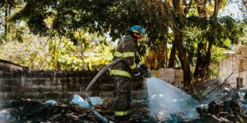 Bomberos controlan incendio en predio 