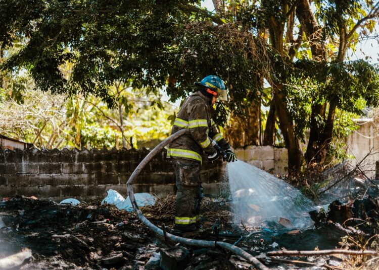 Bomberos controlan incendio en predio 