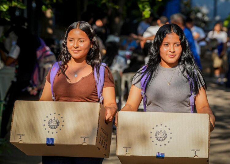 Estudiantes de Usulután reciben paquetes escolares