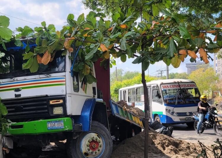 Cinco lesionados tras choque de camión contra una pared 