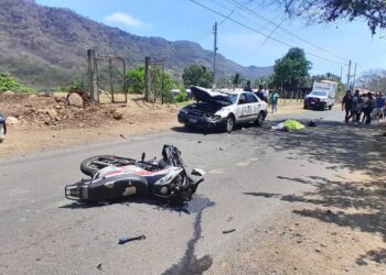 Motociclista muere tras chocar contra automóvil 