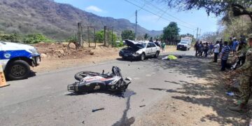 Motociclista muere tras chocar contra automóvil 
