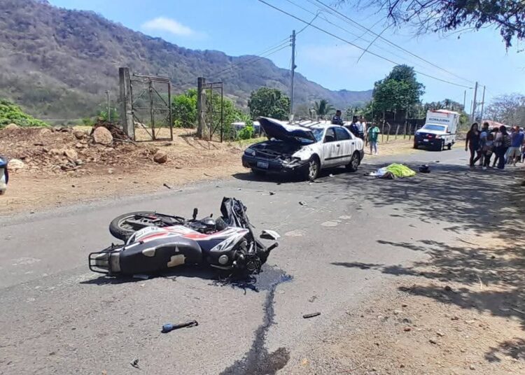 Motociclista muere tras chocar contra automóvil 