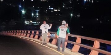 Cruz Verde evita tragedia tras rescatar a hombre en un puente
