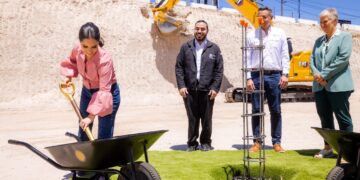 Primera Dama coloca la primera piedra del Centro de Maternidad «El Nido»