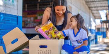 Gobierno entrega paquetes escolares en Santa Ana