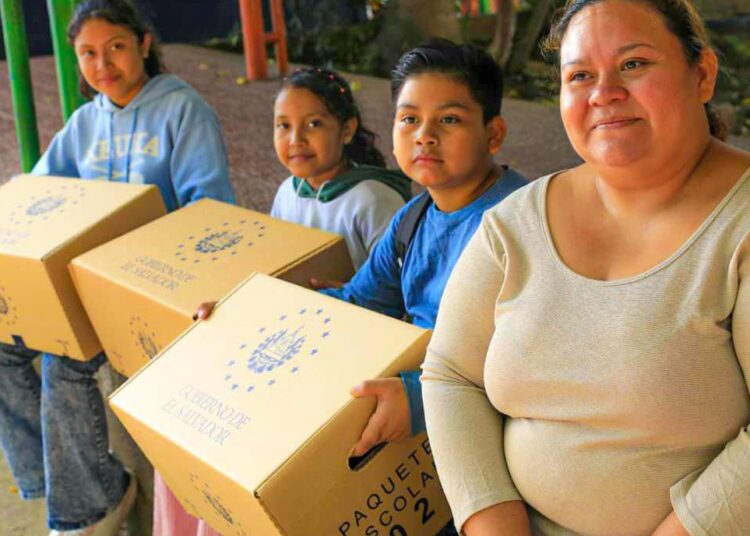 Educación entrega paquetes escolares en Santa Tecla