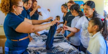 Estudiantes de Cuscatancingo reciben paquetes escolares