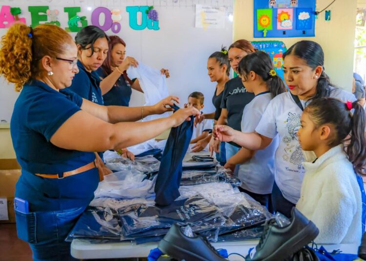 Estudiantes de Cuscatancingo reciben paquetes escolares
