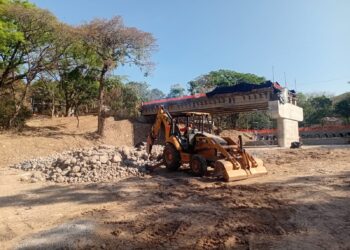 Avanza la construcción de un puente estratégico en Chalatenango