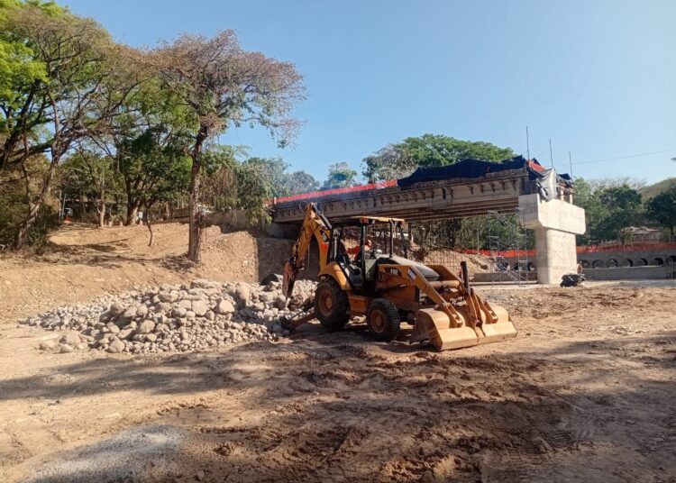Avanza la construcción de un puente estratégico en Chalatenango