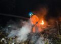 Bomberos sofoca incendio de maleza en Quelepa