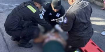 Socorristas auxilian a persona atropellada en Santa Ana