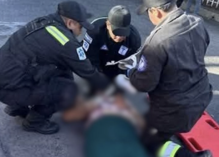 Socorristas auxilian a persona atropellada en Santa Ana